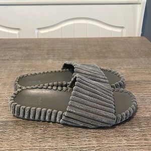 Farylrobin Gray Ribbed‎ Sandals